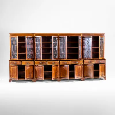 Großer englischer Bücherschrank