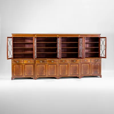 Großer englischer Bücherschrank
