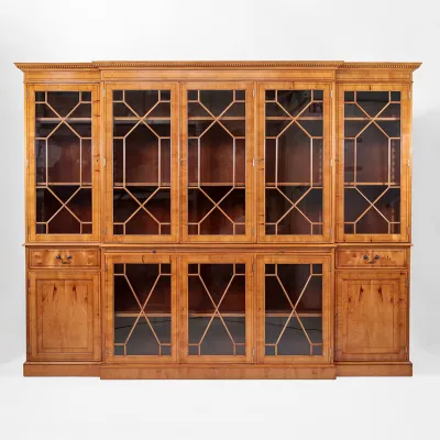 Englischer Breakfront Bücherschrank aus Eibe – großer Bibliotheksschrank mit Vitrinenaufsatz