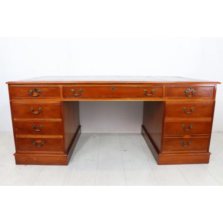 Großer Pedestal Desk im englischen Stil, in Eibe