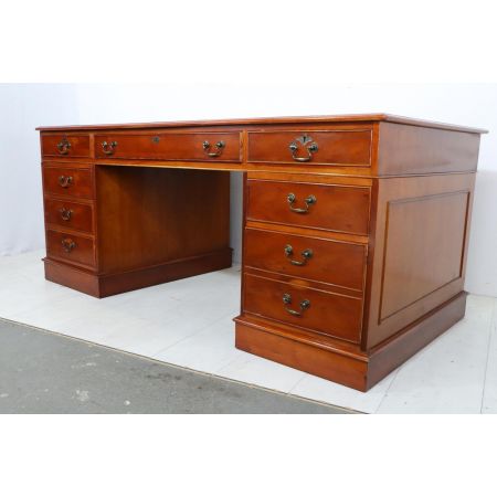 Großer Pedestal Desk im englischen Stil, in Eibe