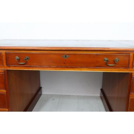 Großer Pedestal Desk im englischen Stil, in Eibe