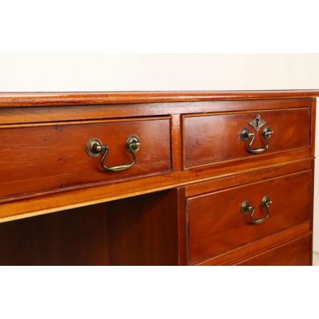 Großer Pedestal Desk im englischen Stil, in Eibe