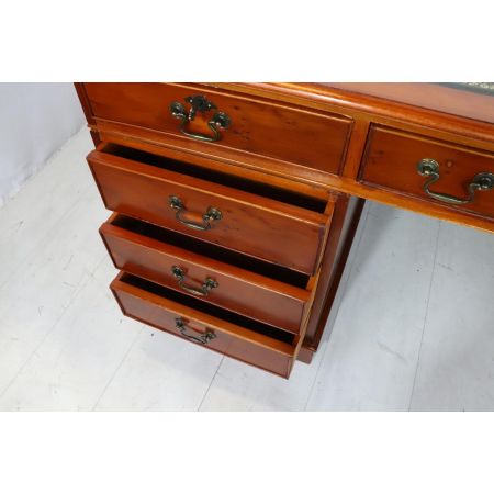 Großer Pedestal Desk im englischen Stil, in Eibe