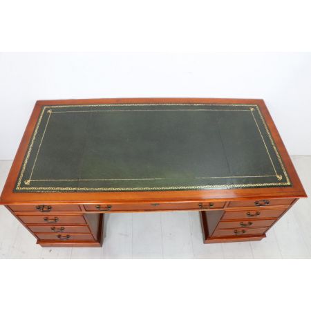 Großer Pedestal Desk im englischen Stil, in Eibe