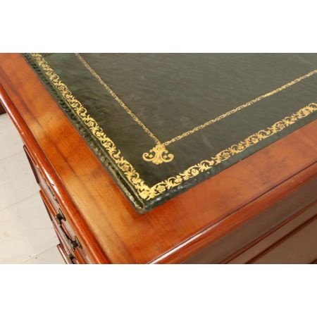 Großer Pedestal Desk im englischen Stil, in Eibe