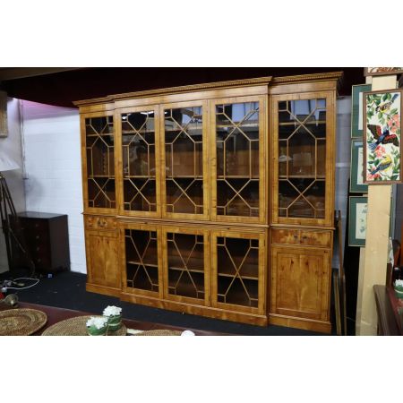 Großes Breakfront Bookcase mit ausziehbarer Schreibfläche, Eibe