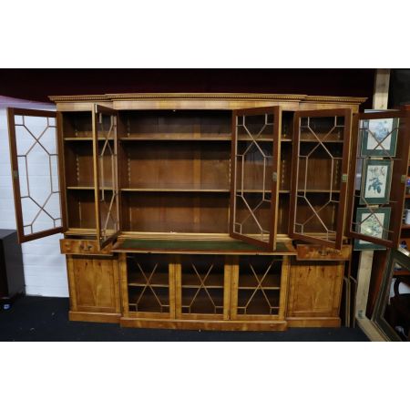 Großes Breakfront Bookcase mit ausziehbarer Schreibfläche, Eibe