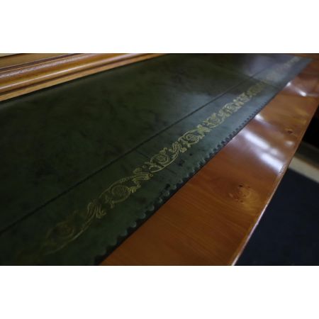 Großes Breakfront Bookcase mit ausziehbarer Schreibfläche, Eibe