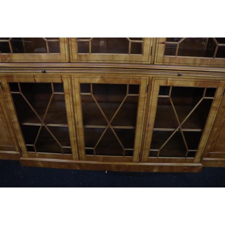 Großes Breakfront Bookcase mit ausziehbarer Schreibfläche, Eibe