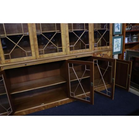 Großes Breakfront Bookcase mit ausziehbarer Schreibfläche, Eibe