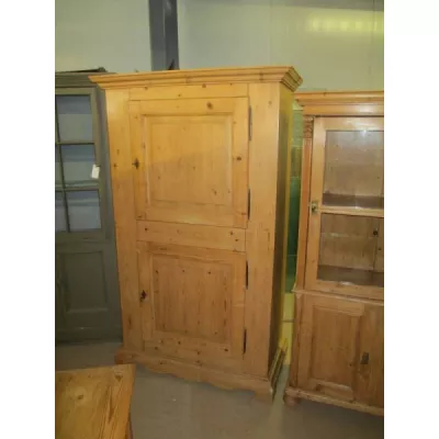 Antiker Weichholzschrank massiv