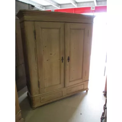 Geräumiger Kleiderschrank antik