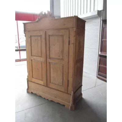 Schöner Kleiderschrank zweitürig