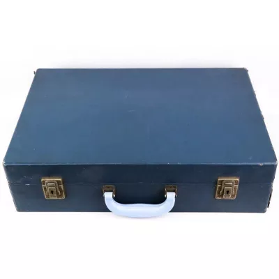 Hübscher Marineblauer Vintage Picknick Koffer mit passendem Service und Besteck