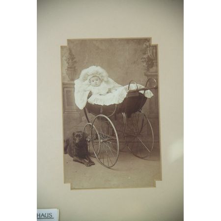Altes Kinderfoto "Baby im Kinderwagen"