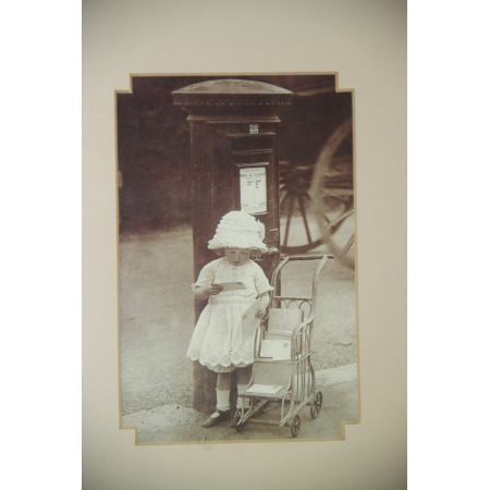 Altes Kinderfoto "Kleines Mädchen am Briefkasten"