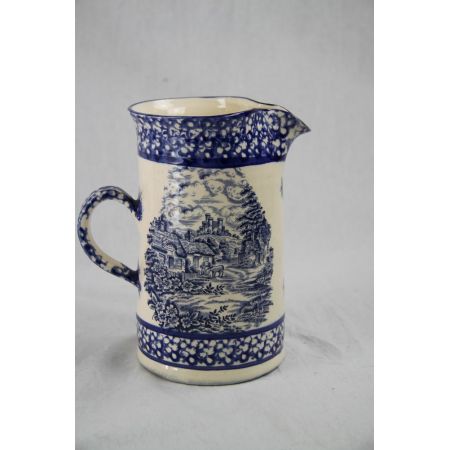 Blau gemusterte Kanne