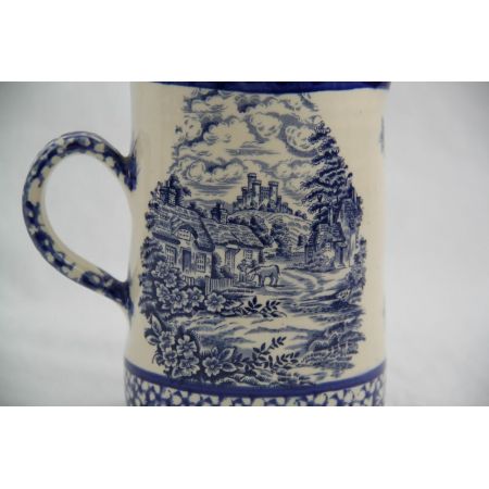 Blau gemusterte Kanne