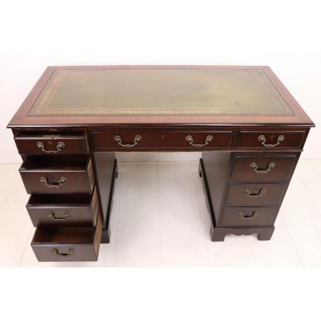 Klassischer Mahagoni Pedestal Desk Schreibtisch mit edlem Green Leather Top, Grüner Prägeleder Schreibfläche und Swan Neck Handles
