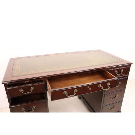 Klassischer Mahagoni Pedestal Desk Schreibtisch mit edlem Green Leather Top, Grüner Prägeleder Schreibfläche und Swan Neck Handles