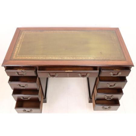Klassischer Mahagoni Pedestal Desk Schreibtisch mit edlem Green Leather Top, Grüner Prägeleder Schreibfläche und Swan Neck Handles