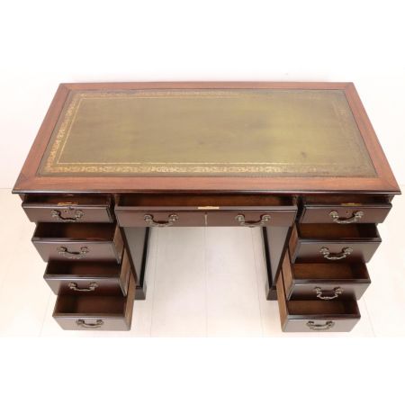 Klassischer Mahagoni Pedestal Desk Schreibtisch mit edlem Green Leather Top, Grüner Prägeleder Schreibfläche und Swan Neck Handles