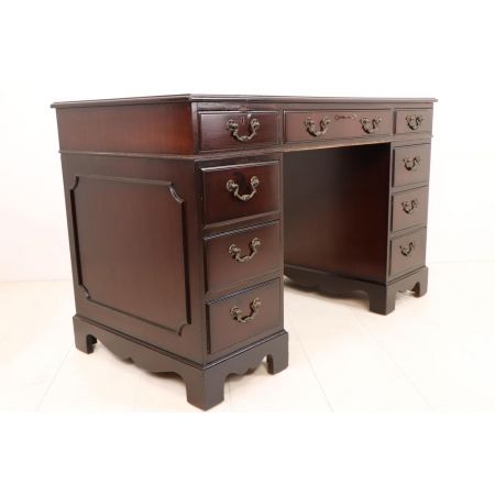 Klassischer Mahagoni Pedestal Desk Schreibtisch mit edlem Green Leather Top, Grüner Prägeleder Schreibfläche und Swan Neck Handles