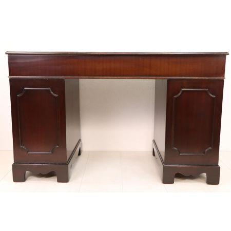 Klassischer Mahagoni Pedestal Desk Schreibtisch mit edlem Green Leather Top, Grüner Prägeleder Schreibfläche und Swan Neck Handles