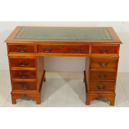 Klassischer Pedestal Desk aus England mit grünem Leder, Eibe