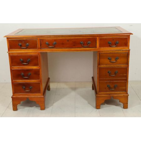 Klassischer Pedestal Desk aus England mit grünem Leder, Eibe