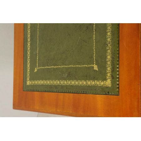 Klassischer Pedestal Desk aus England mit grünem Leder, Eibe