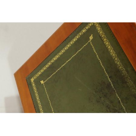 Klassischer Pedestal Desk aus England mit grünem Leder, Eibe