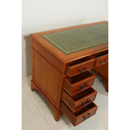 Klassischer Pedestal Desk aus England mit grünem Leder, Eibe