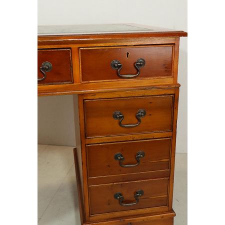 Klassischer Pedestal Desk aus England mit grünem Leder, Eibe
