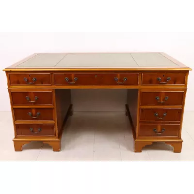 Klassischer Pedestal Desk mit grüner Ledereinlage, freistehend, Eibe