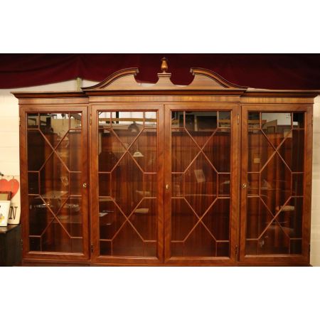 Klassisches Breakfront Bookcase / Bücherschrank Antik Georgian Style mit Volutengiebel aus Mahagoni