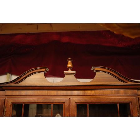 Klassisches Breakfront Bookcase / Bücherschrank Antik Georgian Style mit Volutengiebel aus Mahagoni