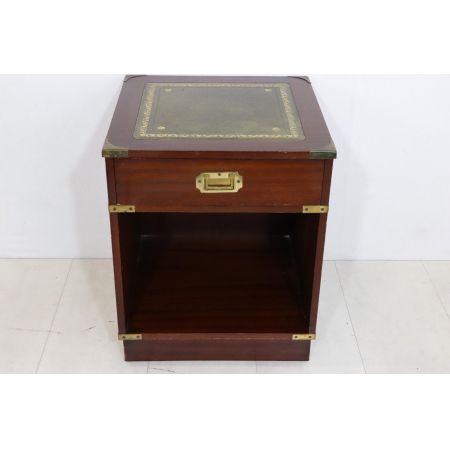 Kleiner Beistellschrank / Nachttisch im Campaign Stil, in Mahagoni