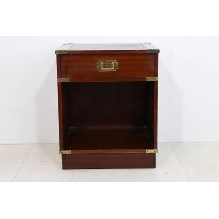 Kleiner Beistellschrank / Nachttisch im Campaign Stil, in Mahagoni