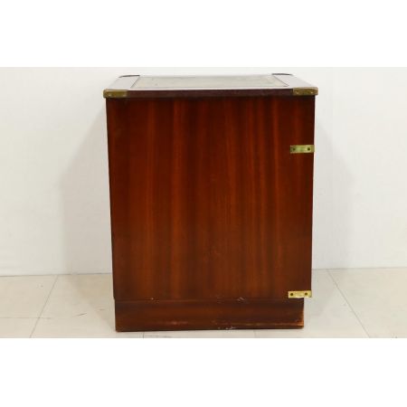 Kleiner Beistellschrank / Nachttisch im Campaign Stil, in Mahagoni