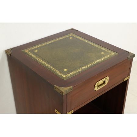 Kleiner Beistellschrank / Nachttisch im Campaign Stil, in Mahagoni