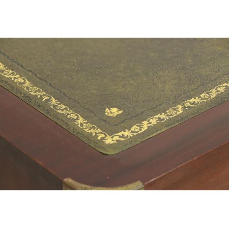 Kleiner Beistellschrank / Nachttisch im Campaign Stil, in Mahagoni