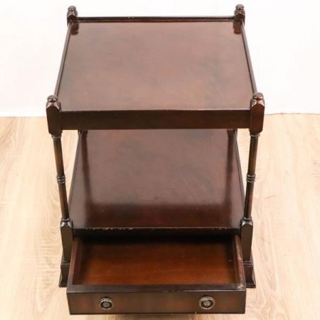 Kleiner Lampentisch mit quadratischer Grundfläche, Mahagoni
