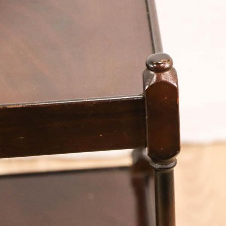 Kleiner Lampentisch mit quadratischer Grundfläche, Mahagoni