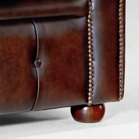 Luxuriöser brauner London-Classic Chesterfield Sessel aus hochwertigem Anilinleder – handgefertigt mit Massivholzrahmen und bequemer Polsterung.
