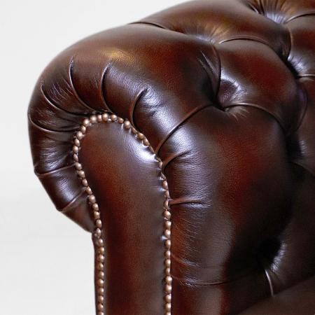 Luxuriöser brauner London-Classic Chesterfield Sessel aus hochwertigem Anilinleder – handgefertigt mit Massivholzrahmen und bequemer Polsterung.