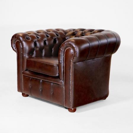 Luxuriöser brauner London-Classic Chesterfield Sessel aus hochwertigem Anilinleder – handgefertigt mit Massivholzrahmen und bequemer Polsterung.