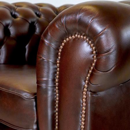 Luxuriöser brauner London-Classic Chesterfield Sessel aus hochwertigem Anilinleder – handgefertigt mit Massivholzrahmen und bequemer Polsterung.