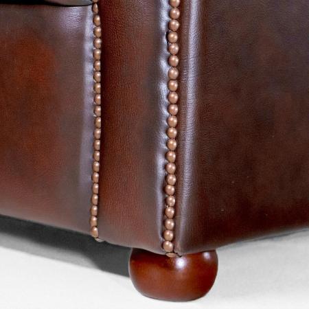 Luxuriöser brauner London-Classic Chesterfield Sessel aus hochwertigem Anilinleder – handgefertigt mit Massivholzrahmen und bequemer Polsterung.